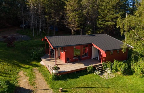 Vestvagøy Cabin | Amazing place with boat, kayak, SUP and mountain view. Wifi and free parking.