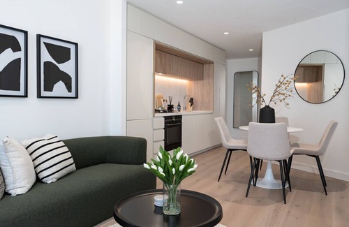Melbourne Central Business District Apartment | Amazing Pool! | Luxe 2B2B +Pool+Gym+Sauna