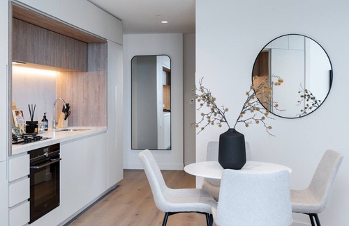 Melbourne Central Business District Apartment | Amazing Pool! | Luxe 2B2B +Pool+Gym+Sauna