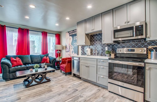 Oak Lawn Condo | Amazing Private Rooftop Deck : Walk to Restaurants!