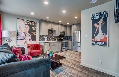 Oak Lawn Condo | Amazing Private Rooftop Deck : Walk to Restaurants!