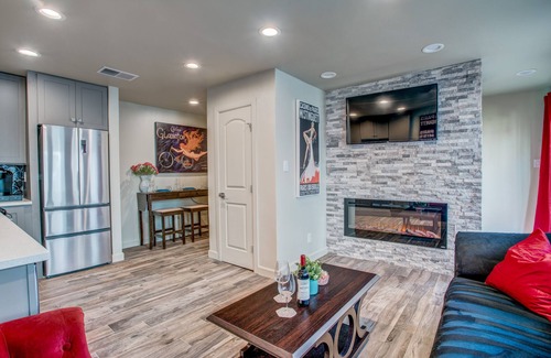 Oak Lawn Condo | Amazing Private Rooftop Deck : Walk to Restaurants!