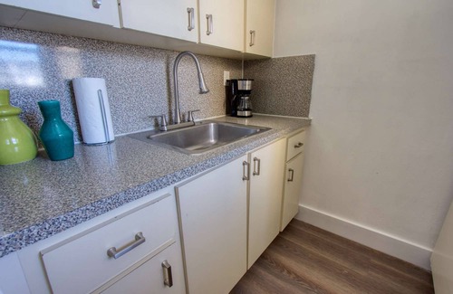 Midtown Condo | ✨ Amazing Renovated One Bedroom w/Free Parking and Pool