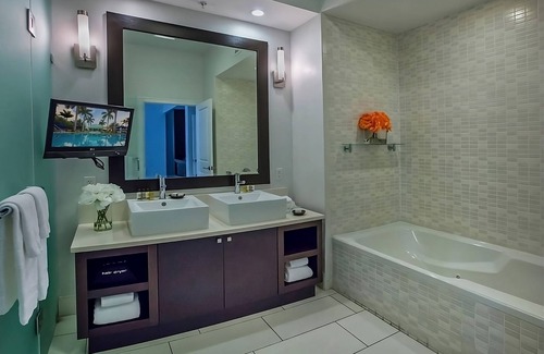 Ludlam Hotel | Amazing Rertreat in this Relaxing Accommodation | Balcony + Full Kitchen