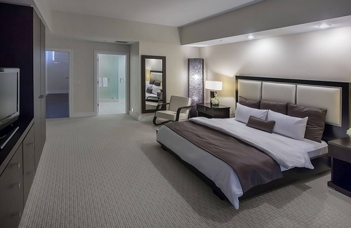 Ludlam Hotel | Amazing Rertreat in this Relaxing Accommodation | Balcony + Full Kitchen
