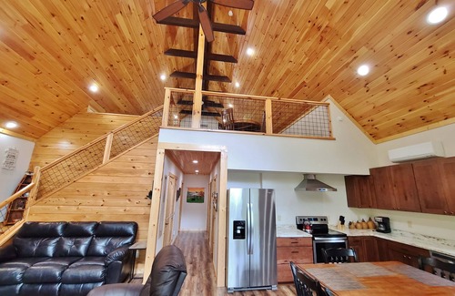 Franklin House | Amazing RIVERFRONT Cabin.