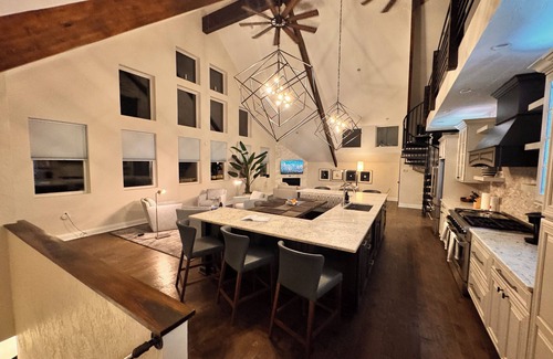 Roscoe House | Amazing Riverfront Home