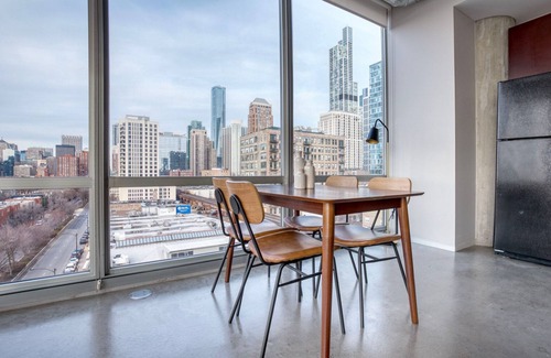 South Loop Apartment | Amazing South Loop 2BR w/Rooftop, 3 Blocks to Grant Park, by Blueground
