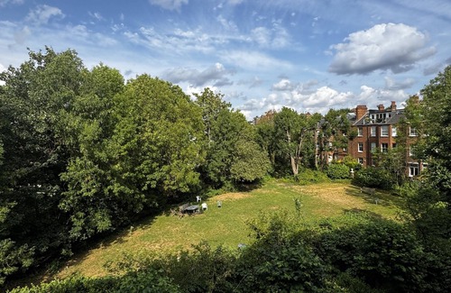 South Hampstead Apartment | Amazing Studio with Graden View F11