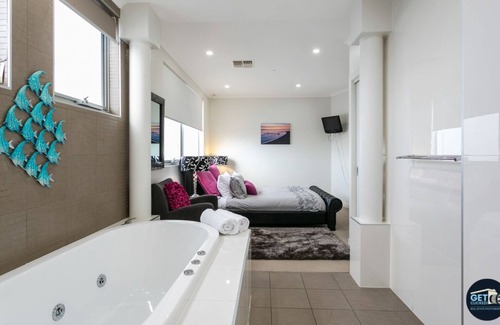 Victor Harbor Apartment | Amazing & Stylish 180 degree Beachfront Views - Pool, Tennis Court & FREE WI-FI