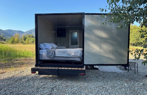 Murphy House | Amazing Tiny Home On The Pristine Applgate River In Beautiful Southern Oregon