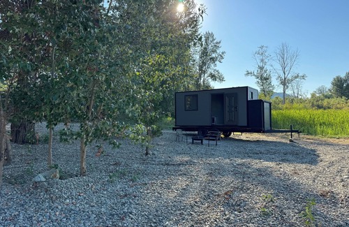 Murphy House | Amazing Tiny Home On The Pristine Applgate River In Beautiful Southern Oregon