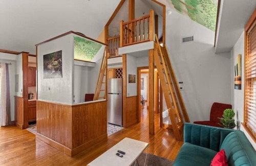 Duckpond Apartment | Amazing townhome downtown walk to restaurants, bars and Depot Park.
