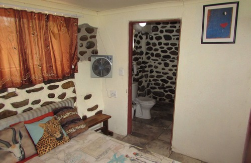Thorny Bush Game Reserve House | Amazing "tree in lounge" Eco apartment with leopards passing by at night