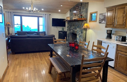 Murphy Cabin | Amazing view,sleeps 7 hot tub,Wi-Fi, game room,fire pit total privacy on 4 acres