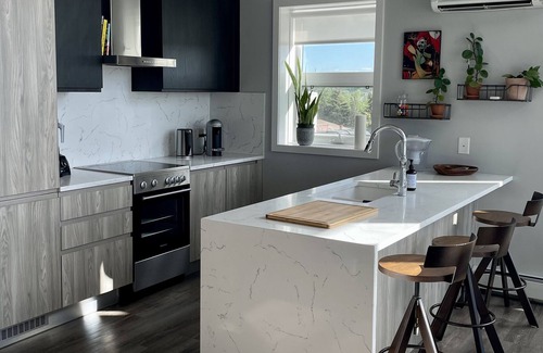 Inglewood Condo | Amazing Views, King Size Bed, Trendy Neighbourhood
