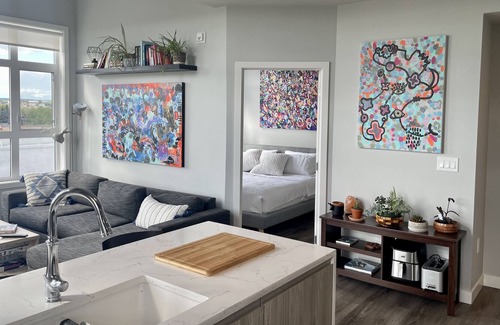 Inglewood Condo | Amazing Views, King Size Bed, Trendy Neighbourhood