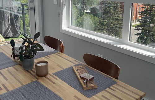 Inglewood Condo | Amazing Views, King Size Bed, Trendy Neighbourhood