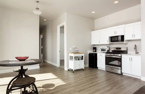 Hurricane House | Amazing VIEWS, NEW quiet home, bonus Fitness Room!