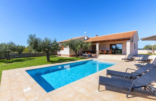 Galizana Villa | Amazing Villa Lorraine with a private pool and big garden for enjoyable gateway