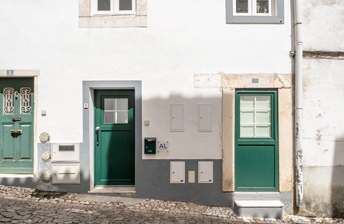 Estremoz House | Amber and Rust Estremoz City House. In the heart of the historic center of Estremoz