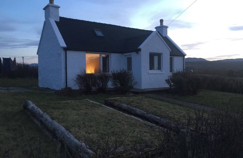 Staffin Cottage | AMBER'S COTTAGE, pet friendly, country holiday cottage in Staffin