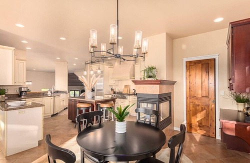 Flagstaff Cabin | Amberwood Apline Estate w/5 Showers, Spa & Views