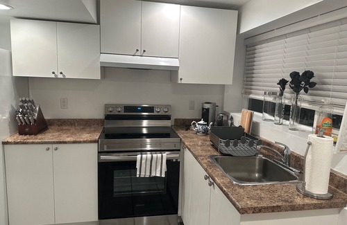 Ambleside House | Ambleside central location spacious one bedroom suite.