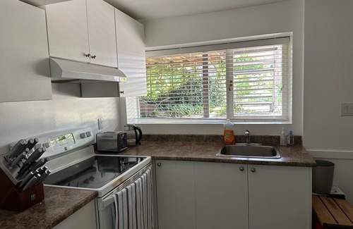 Ambleside House | Ambleside central location spacious one bedroom suite.