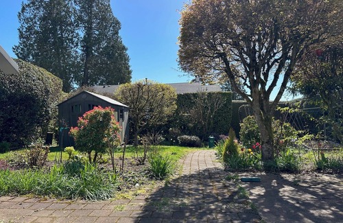 Ambleside House | Ambleside central location spacious one bedroom suite.