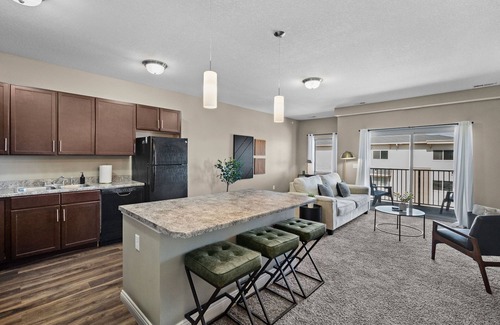 West Des Moines Apartment | Amenities! Gym, Tanning, Garage, Balcony & More!