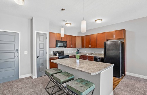 West Des Moines Apartment | Amenities! Gym, Tanning, Garage, Balcony & More!