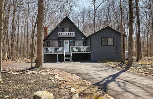 Thornhurst Ski Chalet | Amenity Filled Private Getaway on a cul-de-sac w/AC, King Bed, Fire Pit & Games