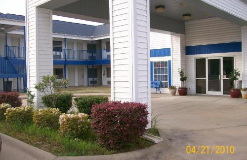White Hall Hotel | American Inn and Suites White Hall