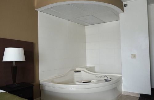 Waterford Hotel | American Inn & Suites Waterford