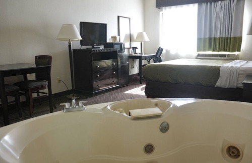 Waterford Hotel | American Inn & Suites Waterford