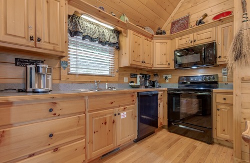 Black Bear Falls Cabin | Americana | Wooded Views + Pool Access & Private Hot Tub