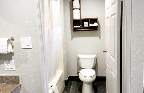Mont Belvieu Hotel | Americas Best Value Inn & Suites Mont Belvieu Houston