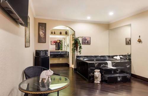Greater Greenspoint Hotel | Americas Best Value Platinum Inn & Suites
