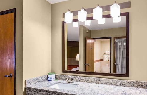 Blue Earth Hotel | AmericInn by Wyndham Blue Earth