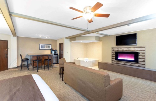 Janesville Hotel | AmericInn by Wyndham Janesville