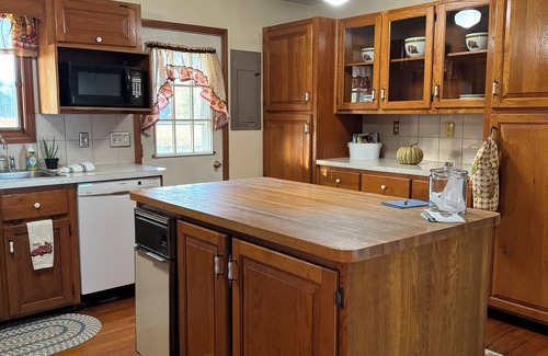 Painter House | Ames Ridge a Quiet 3-bedroom farmhouse in Painter VA