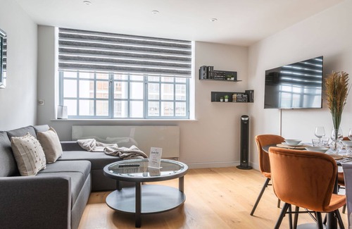 Clerkenwell Apartment | Amigos Nest - Farringdon - by Frankie Says