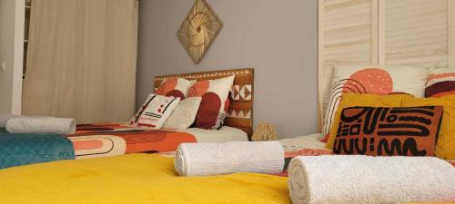 Estanove Apartment | AMJA Proche clinique Saint-Roch apt 3 chambres 3 salles de bain parking gratuit idéal famille groupe coworking 10 min centre ville 10 min plage 5 min sortie autoroute