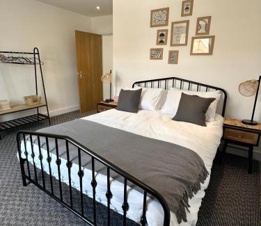 Worthing House | Amo Mews House - Central, Private Patio & Free Parking