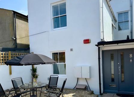 Worthing House | Amo Mews House - Central, Private Patio & Free Parking