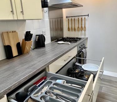 Worthing House | Amo Mews House - Central, Private Patio & Free Parking