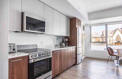 Central Square Apartment | Ample Central Square 1BR w/Gym, Doorman, Roof Deck