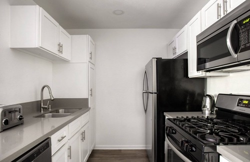 Westwood Apartment | Ample Westwood 2BR, near UCLA/Medical Center by Blueground