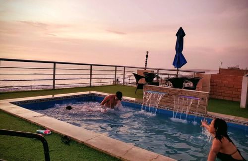 Huanchaco House | Amplia casa de playa con piscina frente al mar de Huanchaco